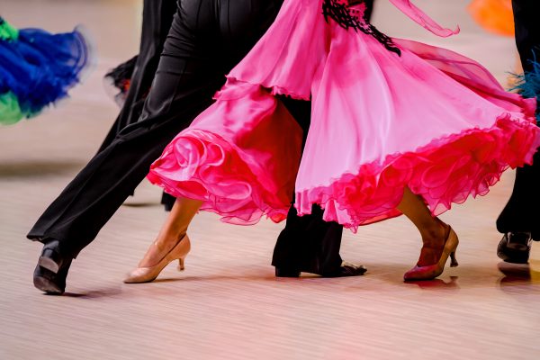 社交ダンスの基本「ワルツ」の特徴と基本の動きについて紹介